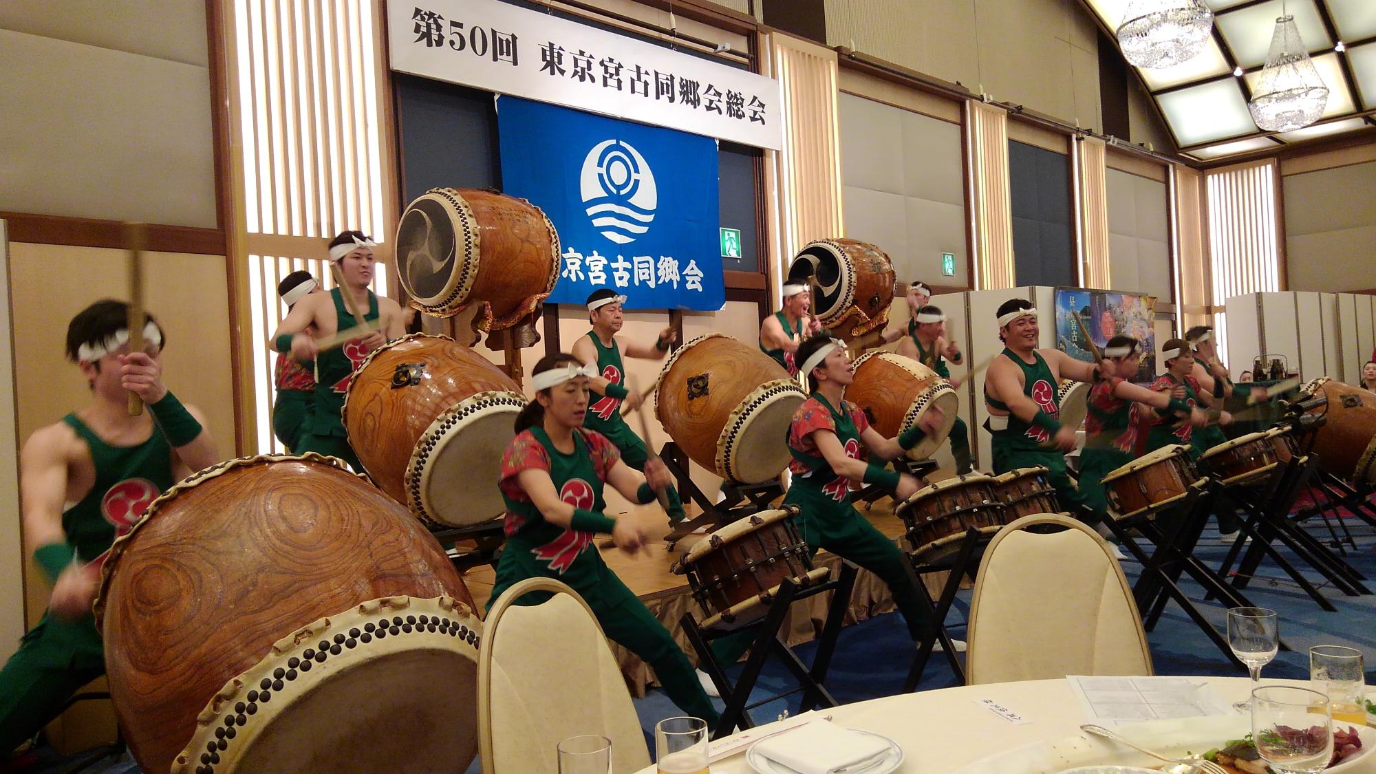 頭に鉢巻を巻いて太鼓を叩いて演奏する山口太鼓の会の方々の写真