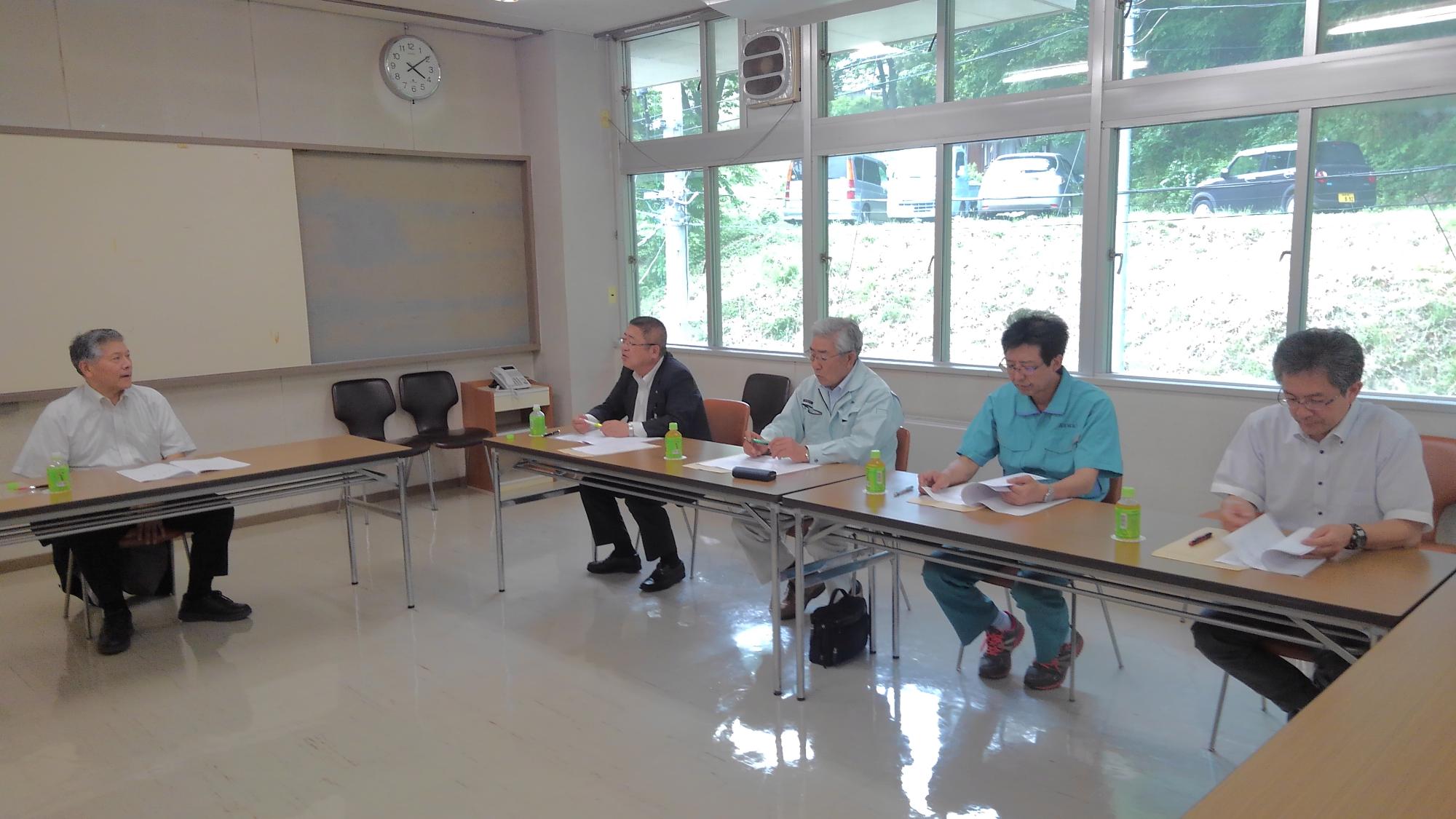 並べられた茶色い長机の席につき話をする様子の市長と関係者の方々の写真