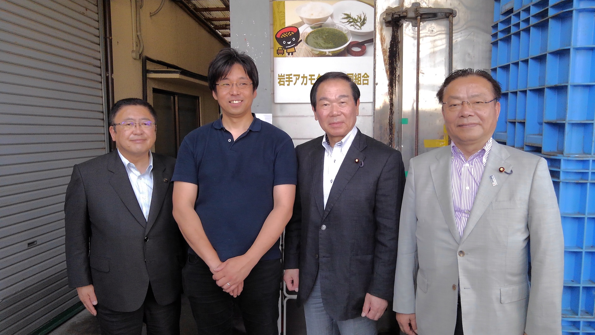横並びになって記念撮影をする市長と紺色のポロシャツを着た男性、自由民主党 東日本大震災復興加速化本部の額賀福志郎本部長、谷公一事務局長の写真