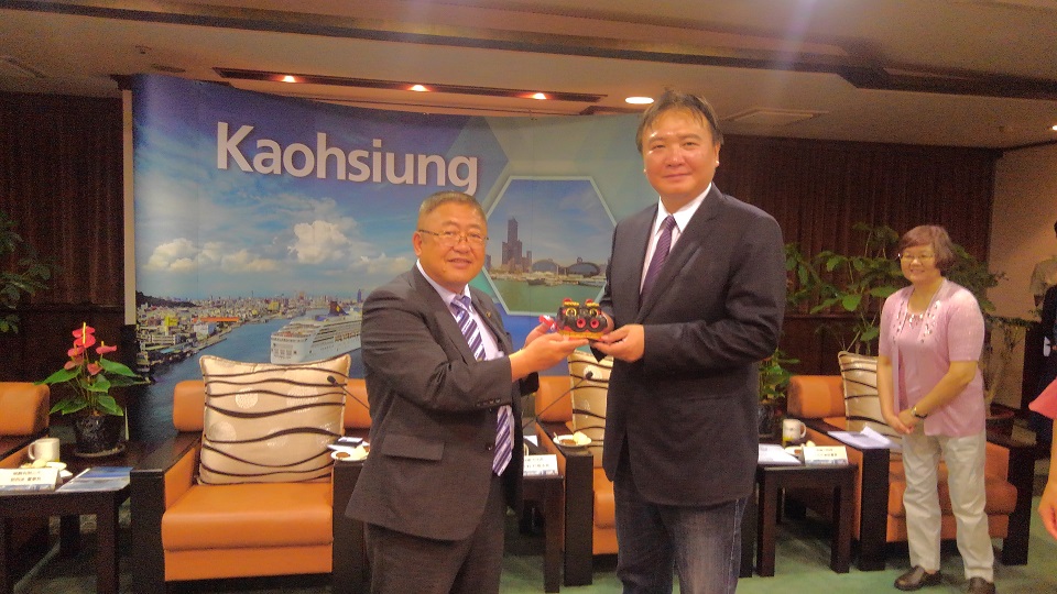 小さな置物を一緒に持つ市長と許立明代理市長の記念写真
