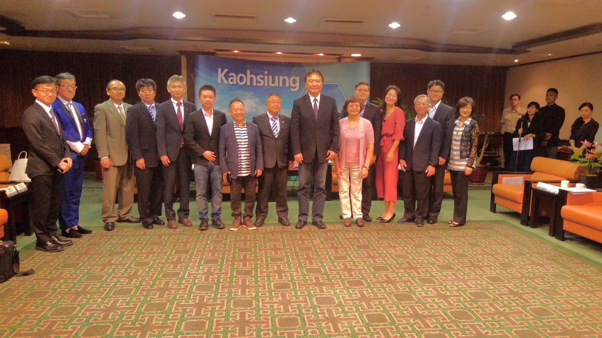 横一列に並んで記念撮影をする市長と高雄市政府の関係者の方々の写真