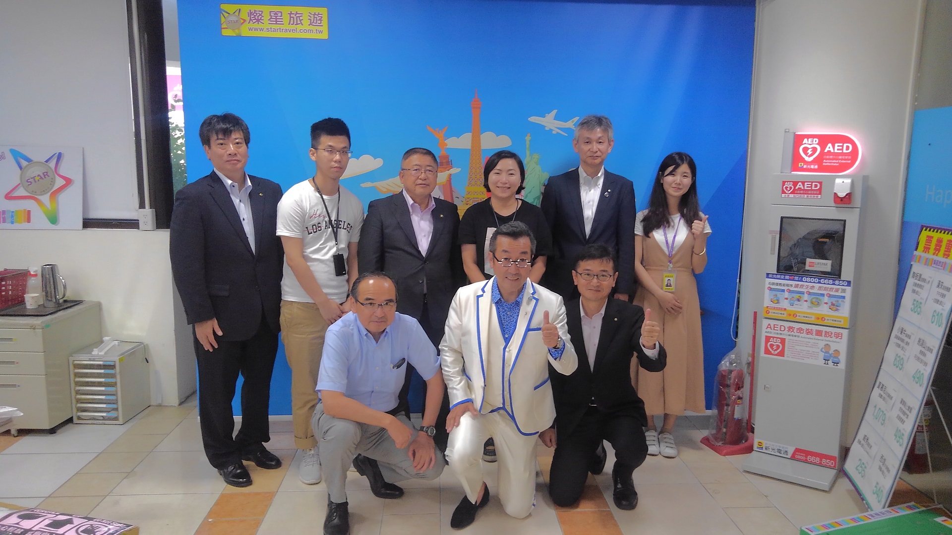 2列に並んで記念撮影をする市長と燦星国際旅行社の関係者の方々の写真