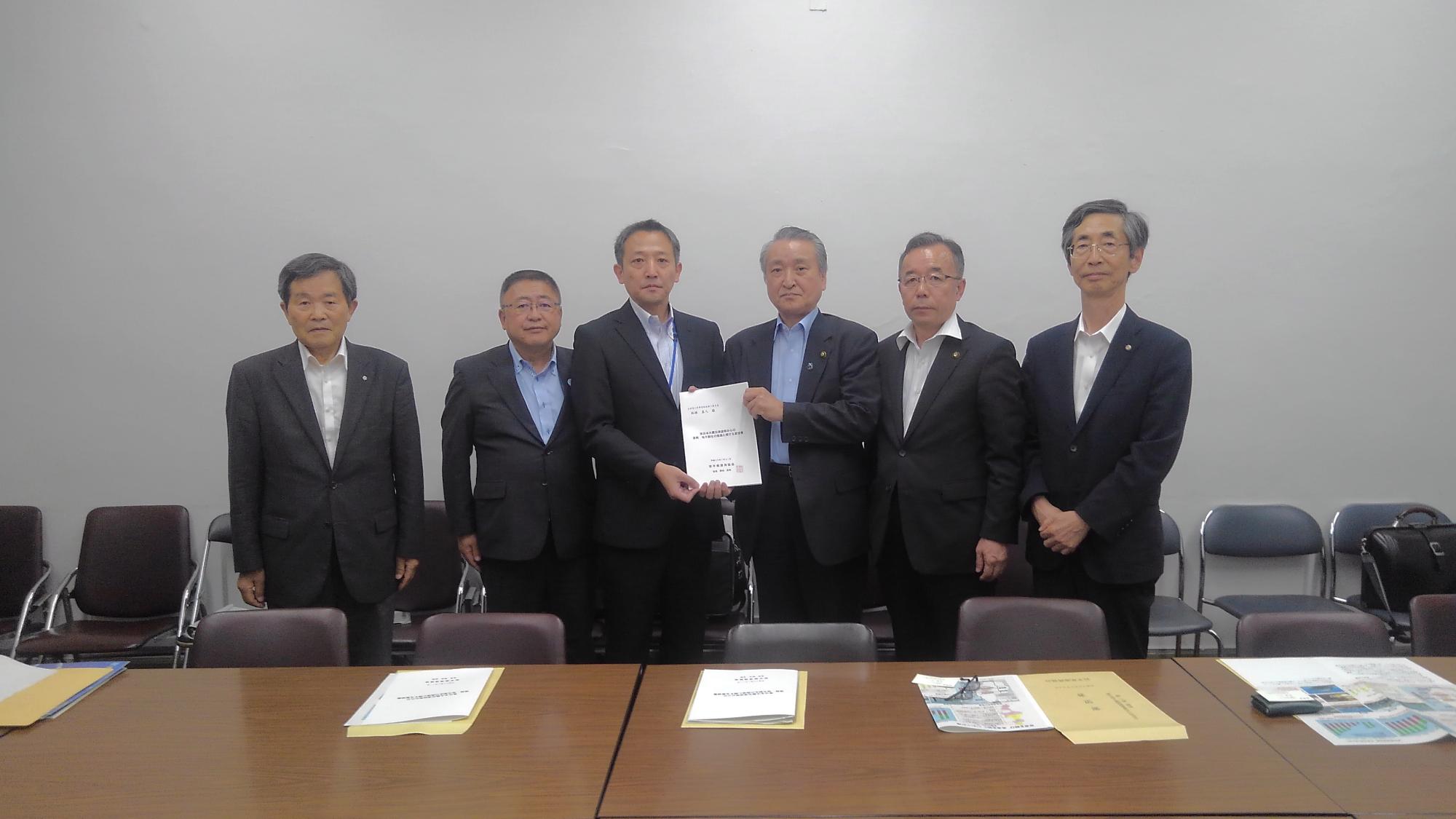 要望書を一緒に持つ2名の男性と、市長、男性3名が横一列に並んでいる記念写真
