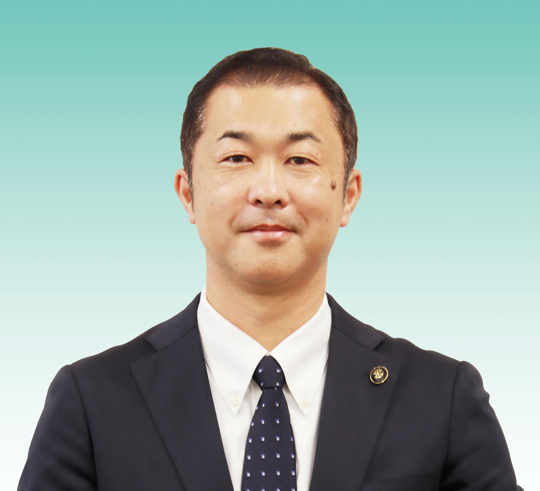 スーツを着た宮古市長、中村尚道さんが証明写真のように写っている写真